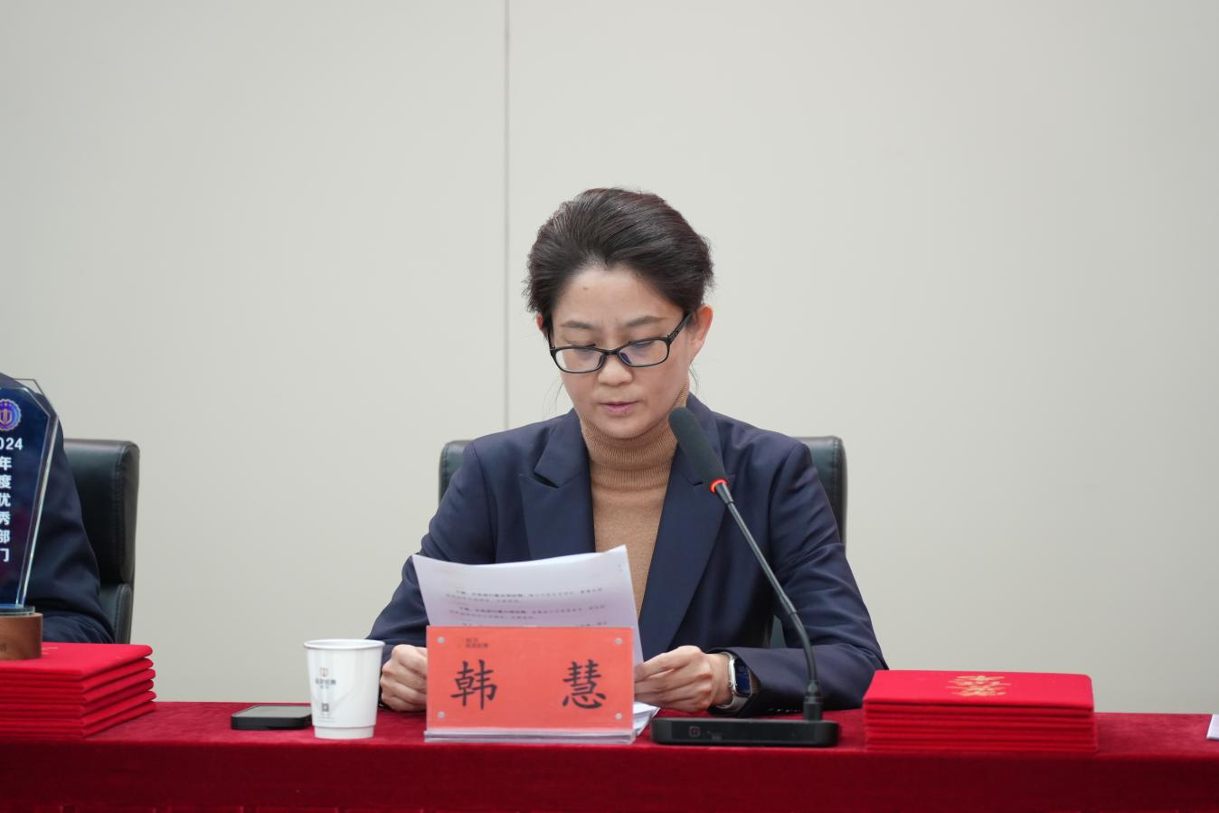 副总经理、工会主席韩慧宣读表彰决定.png
