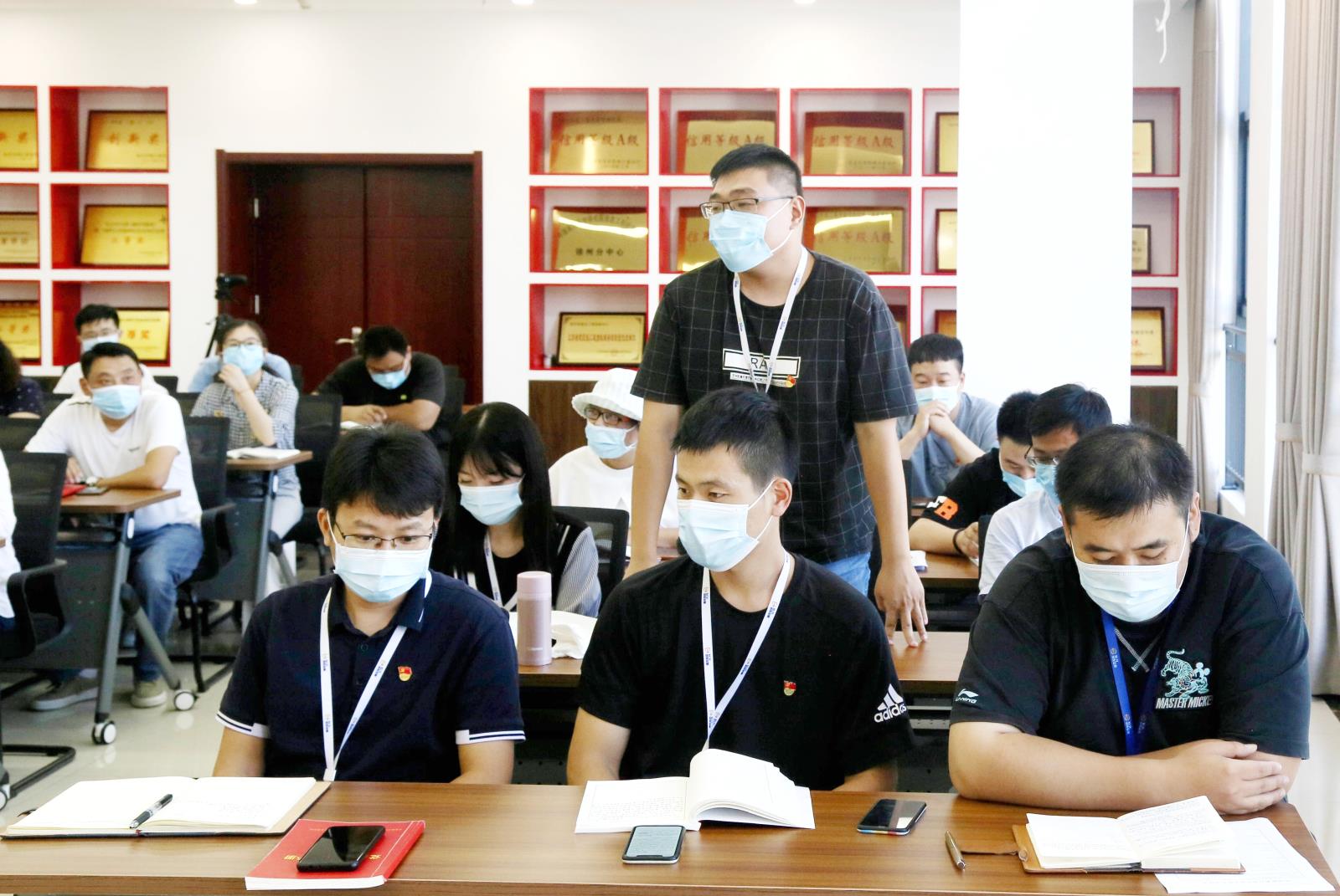 交流发言.jpg 交流发言.jpg